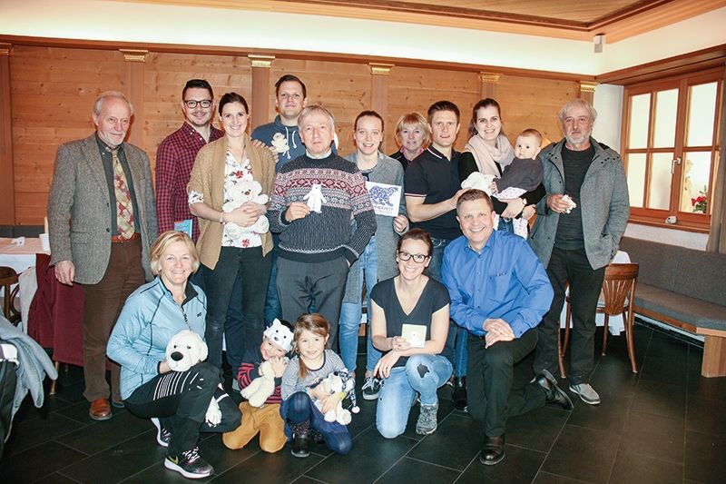 Kleine und große Eisbärenschützer versammelten sich am vergangenen Dreikönigstag in Mals zur traditionellen Jahreshauptversammlung. Im Jahr 2019 hat die Vinschger Eisbärengesellschaft und dessen Präsident Martin Trafoier (Bildmitte) große mediale Aufmerksamkeit erfahren