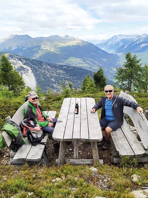 Alfred  Wolf und Peter Gander genießen die neue Garnitur auf luftiger Höhe