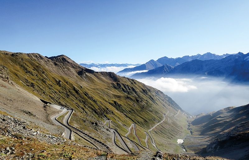 Mit dem Bau der Stilfserjochstraße im Jahre 1825, lange Zeit die höchste Passstraße der Alpen, kam es zu großen Veränderungen. Trafoi wurde zum Hoteldorf, Bergsteigerdorf und Skidorf.