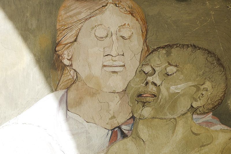 Detail der Pietà auf der Rückwand des Familiengrabes in Mals.
