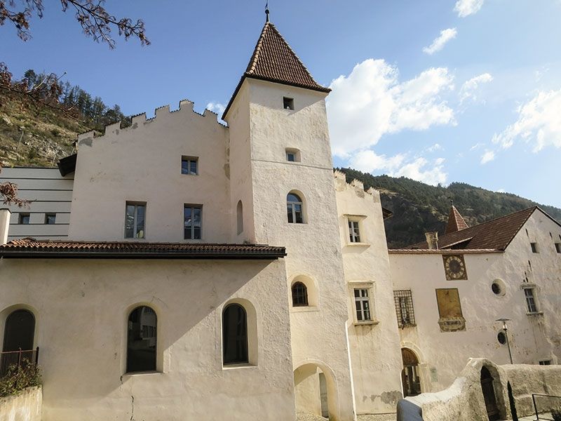 Die Bibliothek Schlandersburg erhielt im März ein Qualitätszertifikat. Die Mittelopunktsbibliothek präsentiert sich als wichtiger Ansprechpartner in der Gemeinde und im Bezirk und wird als unverzichtbare und wertvolle Einrichtung bezeichnet.