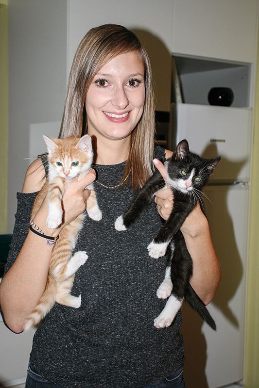 Lara Donner aus Schluderns mit zwei ihrer Schützlinge. Sie ist Mirglied im Tierschutzverein Vinschgau. Heuer hat sie bereits mehrere kranke Kätzchen gesund gepflegt, diese an Tierliebhaber:innen vermittelt und für die Kastration ihrer Mütter gesorgt.