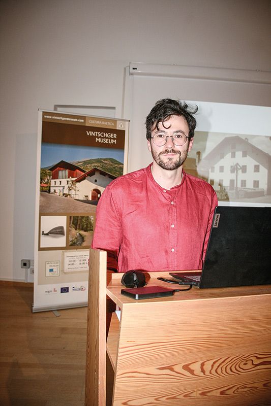 Alexander Lutt ist Chronist in Schluderns. Er nimmt gerne alte, verstaubte Dokumente entgegen und beleuchtet sie.