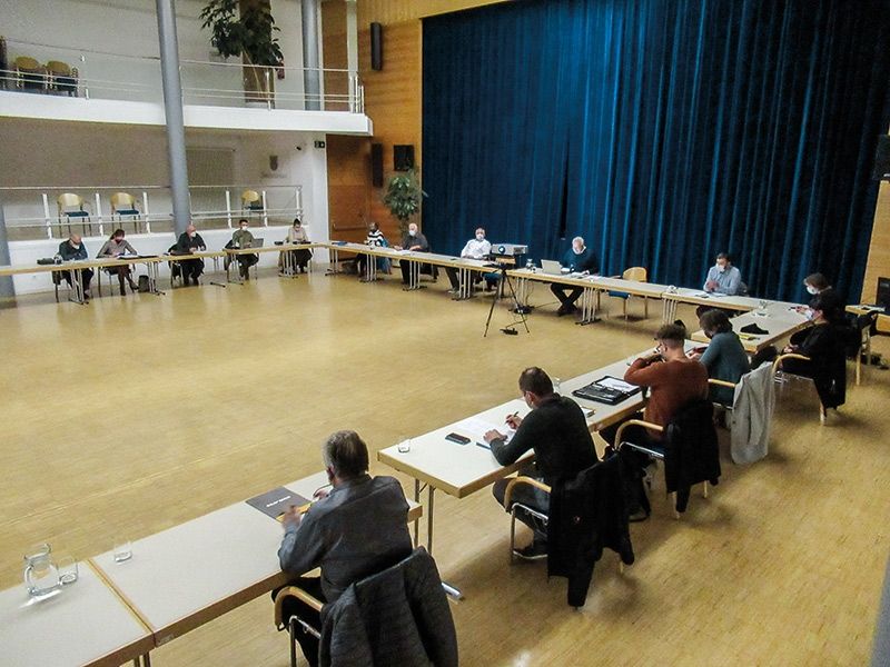 Die Gemeinde-ratsitzung fand im Sparkassensaal des Kulturhauses statt. Über Livestream konnte die Sitzung verfolgt werden.