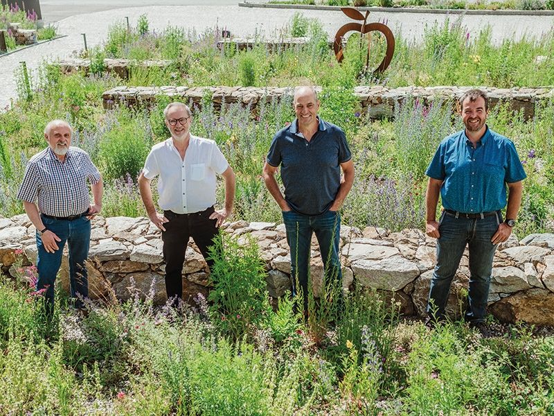 Im Bild (v. l. n. r.): Vize-Präsident EBF Peter Rolker, Präsident EBF Fritz Prem, Vize-Präsident EBF Leonhard Wellenzohn, Obmann des Vereins Bio Vinschgau Patrik Gamper