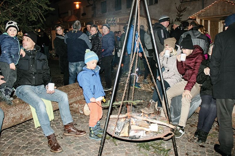 Gemütliche Adventstimmung auf dem Schludernser Rathausplatz