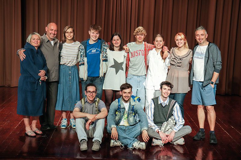 Das Juvi - das Jugendtheater Vinschgau - ist wieder am Start: Zwölf Spielerinnen und Spieler stehen auf der Bühne