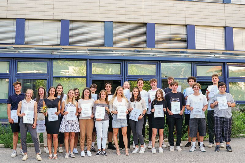 Vordere Reihe, v.l.: Greta Thoma (Prad), Claudia Pobitzer (Prad), Julia Lechthaler (Lichtenberg), Sophy Masiero (Prad), Eva von Fellenberg (Santa Maria Val Müstair), Martina Dalpiaz (Schlanders), Sofia Pedross (Kortsch), Sara Platzgummer (Morter), Lukas Wallnöfer (Glurns), Paul Kuen (Laas), Elias Kaufmann (Laas). Hintere Reihe, v.l.: Lukas Stecher (Tarsch), Corina Rinner (Latsch), Hannah Rechenmacher (Kortsch), Madeline Ladurner (St. Martin im Kofel), Dennis Stecher (Mals), Raphael Prieth (Reschen), Katharina Gamper (Latsch), Mathias Alber (Laatsch), Paul Schwalt (Kortsch), Marcel Klotz (Schlanders), Michael Zagler (Burgeis), Jakob Pohl (Kastelbell); es fehlt: Tobias Stevanin (Latsch)