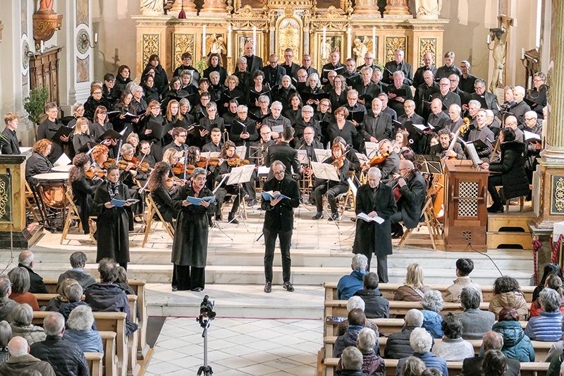 Es war der musikalische Höhepunkt der Chorsänger:innen im Bezirk Burggrafenamt-Vinschgau: das berühmte Requiem in d-Moll (KV 626) von Wolfgang Amadeus Mozart, aufgeführt in Mals am 27. April. Das Konzert war nach dem Bezirksobmann Karl Werner auch ein Geschenk an den Südtiroler Chorverband zum 75. Bestehen in diesem Jahr.