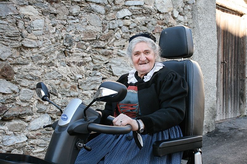 Anna Jud Kurz, geboren 1940 in Innichen, seit 1967 wohnhaft in Eyrs. Die begeisterte Sängerin war Ortsbäuerin und Gründerin der Eyrser Seniorenvereinigung im Südtiroler Bauernbund.