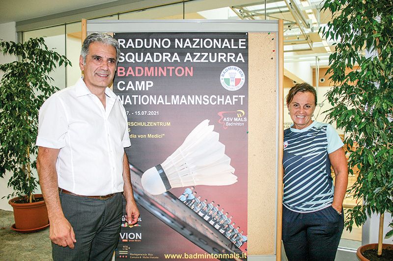 Badminton Sektionsleiter im ASV Mals Stefan De March und Koordinatorin Claudia Nista beim Pressetermin anlässlich des Trainings camps der italienischen Nationalmannschaft im Juli 2021