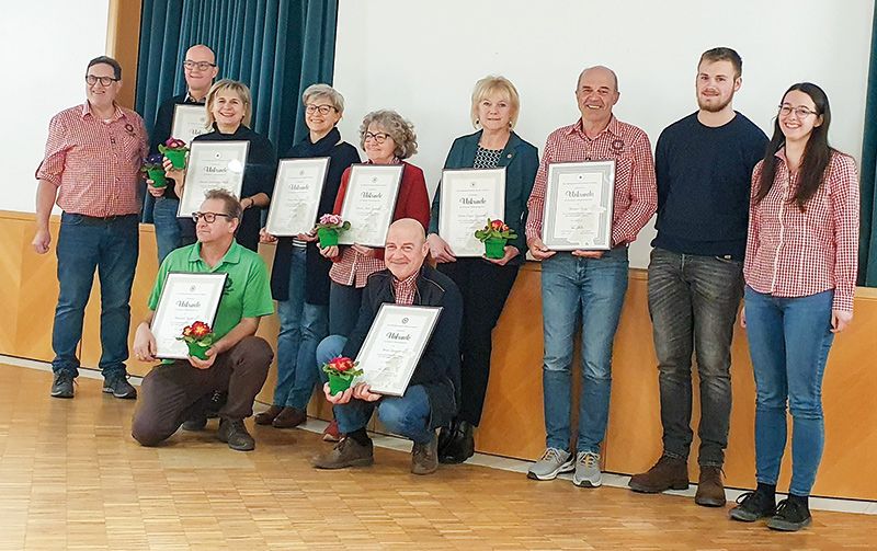Die geehrten mit dem Ausschuss v. l. n. r.: Reinhard Zangerle, Peter Telser, Monika Schönthaler Kurz, Bernhard Riedl, Doris Peer Telser, Claudia Alotti Zangerle, Horst Zangerle, Herta Egger Zangerle, Werner Kurz, Fabian Alber, Sarah Berger