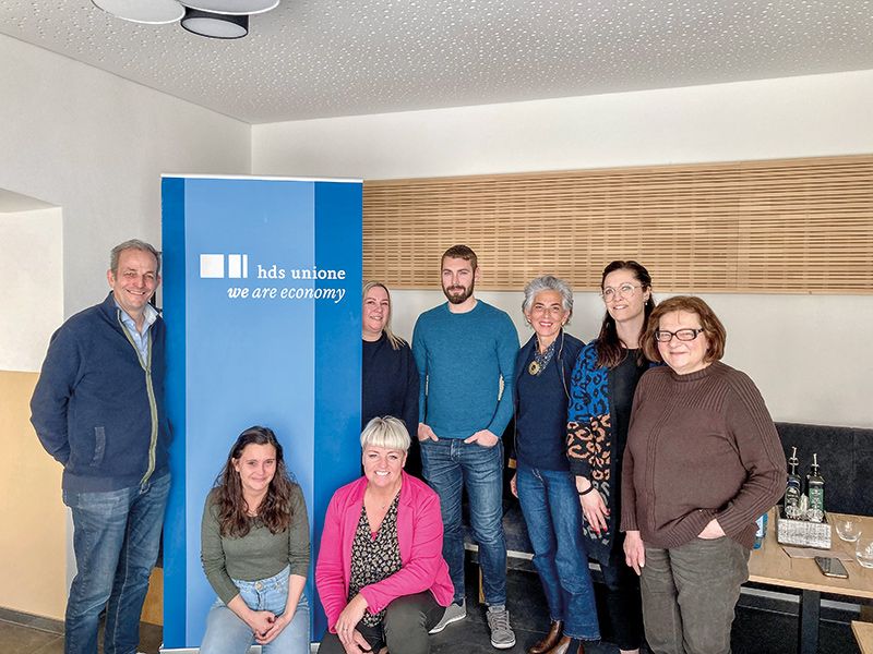 Der Bezirksausschuss des Wirtschaftsverbandes hds im Vinschgau: v. l. Dietmar Spechtenhauser, Karin Gluderer, Liese Lotte Nielsen, Elke Weissenegger, Martin Psenner, Claudia Leoni, Gabi Gufler und Doris Gstrein.