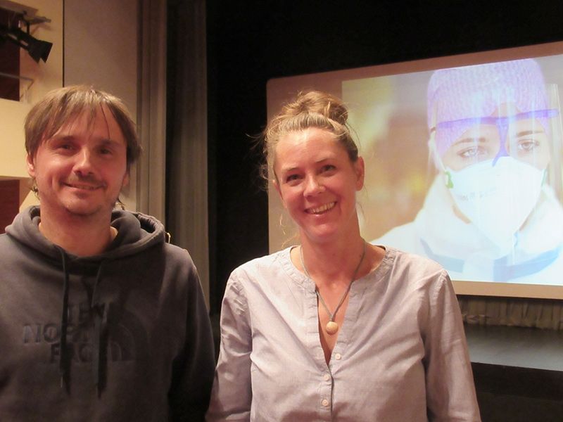 Auf Einladung der Gemeindeverwaltung Schlanders zeigte Andrea Pizzini Fotos und Kurzfilme von Patient:innen auf den Intensivstationen. Barbara Holzgethan berichtete über ihre Arbeit als Pflegerin auf der Intensivstation in Meran. Pizzini arbeitet an einem Dokumentarfilm mit dem Titel „Wellenbrecher“ Weitere Videos unter: https://www.andreapizzini.com/