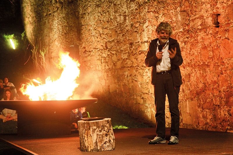 Bei den Gesprächen am Feuer mit Reinhold Messner können die Besucher Fragen stellen. In angenehmer Atmosphäre erzählt Messner über seine Abenteuer und berichtet über Stürme und Gefahren, aber auch über Glücksmomente und tiefe menschliche Erkenntnisse.