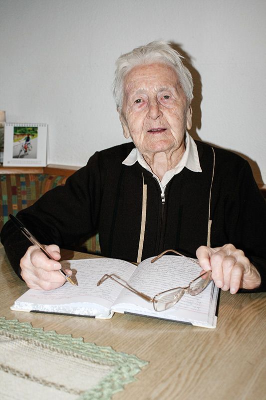 Rosina Wittmer Spiess, geb. 1935, Taufers i. M. schreibt heute Tagebuch und gelegentlich noch Geschichten für das Gemeindeblattl. Sie erzählt gerne und freut sich über jeden Besuch.