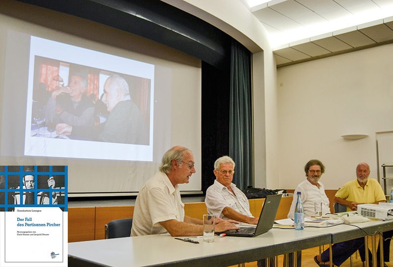 v.l. Carlo Romeo und Leopold Steurer, die Herausgeber des Buches. Dominikus Andergassen, Verlagsmitarbeiter und Übersetzer. Mitorganisator Peter Tappeiner. Im Hintergrund: Ein Foto von Pircher (links) und Lazagna, aufgenommen in Vetzan 1992.
