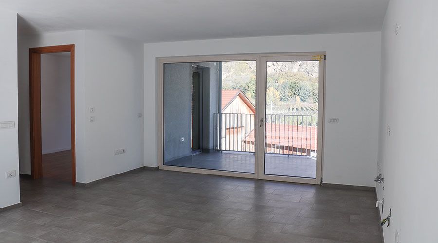 Jede der Wohnungen zeichnet sich durch eine hohe Wohn- und Lebensqualität aus. Das hat zum einen damit zu tun, dass viel natürliches Licht ins Innere geholt wurde, zum anderen ist die Umgebung, die Natur, Teil des Wohngeschehens.