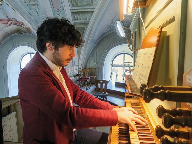 Die Orgel und die Orgelmusik standen dieses Jahr im Mittelpunkt des Aktionstages „Lange Nacht der Kirchen“. Pasquale Bonfitto, der Organist, Pianist, Sänger und Chorleiter der Chöre „Joyful singers“ in Latsch, „Rudé de chant“ in Graubünden und vom „Kirchenchor Reschen“ spielte am 28. Mai nicht nur in der Kirche in Eyrs auf der Orgel, sondern auch in der Pfarrkirche von Schlanders.