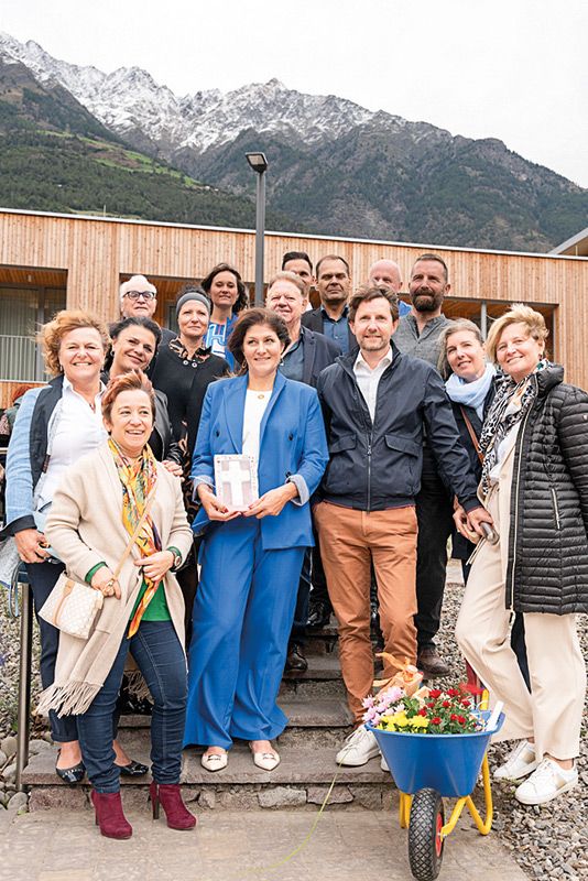 Den „windigen“ Umständen trotzend ließen die vielen Ehrengäste beim „Banddurchschnitt“ farbige Luftballone in den Himmel steigen: u. a. v. l. n. r. Landesrätin Rosmarie Pamer, Kindergartendirektorin Renate Kollmann, Präsidentin des Seniorenwohnheimes Claudia Seeber, Bürgermeister Zeno Christanell und sein Stellvertreter Michael Ganthaler sowie die Kindergartenleiterinnen Gertrud Ganthaler und Judith Holzeisen.