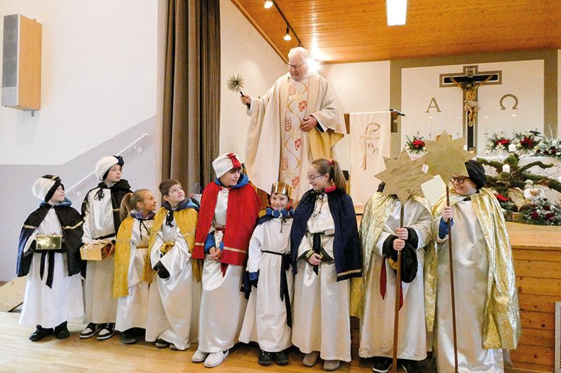 Pater Albert segnet die Sternsinger; die hl. Messe im Vereinshaus Sigmunt Angerer in Tarsch.