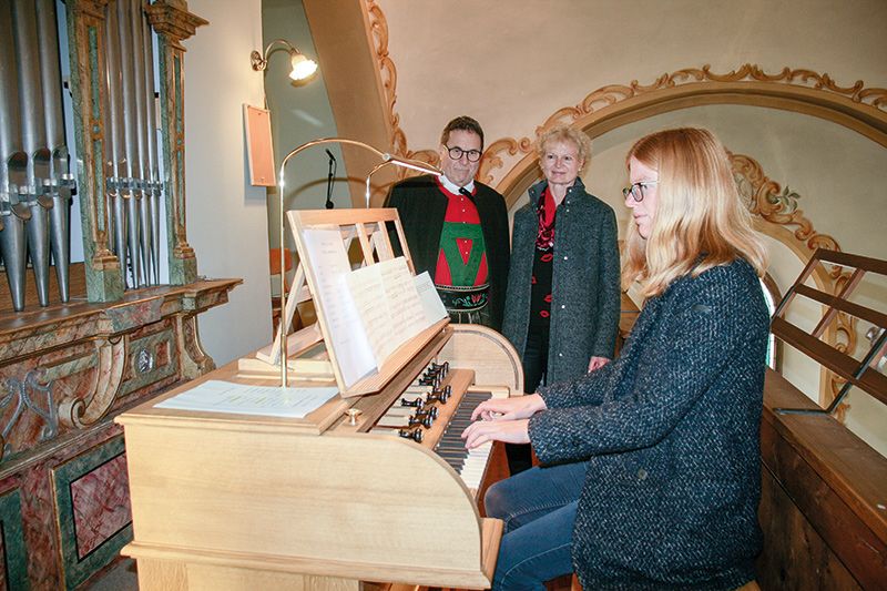 v. r. Stefanie Dietl an der Orgel, Chorleiterin Heidi Warger und Autor der Broschüre zu Orgel und Chorgeschichte Reinhard Zangerle
