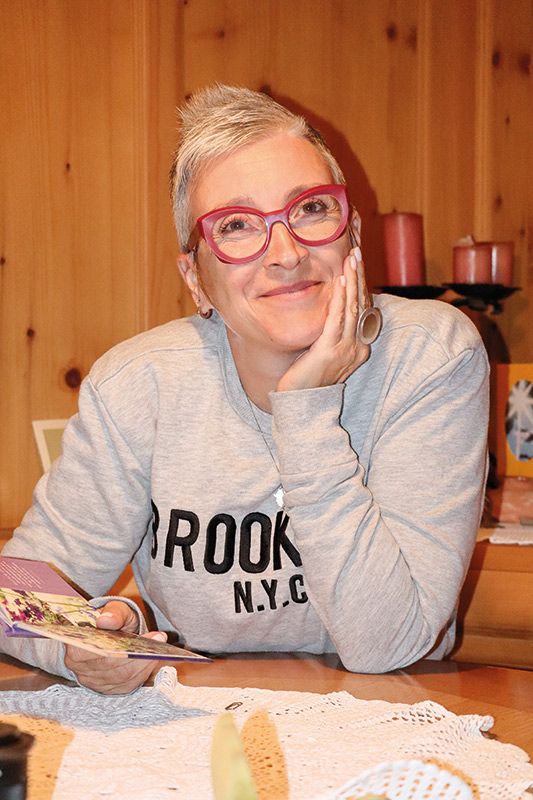 Anja Stecher, Jg. 1975, aufgewachsen in Lichtenberg und in Prad, lebt heute in Bozen. Über den Verein „Asante“ unterstützt sie eine Volksgruppe der Massai in Tansania