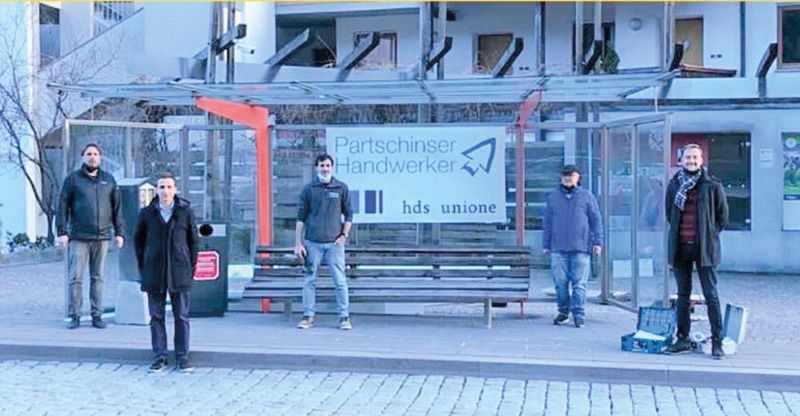 „Überparteiliches“ Projekt: Regenschutz an der Bushaltestelle in Rabland angebracht und damit Konstruktionsmängel behoben