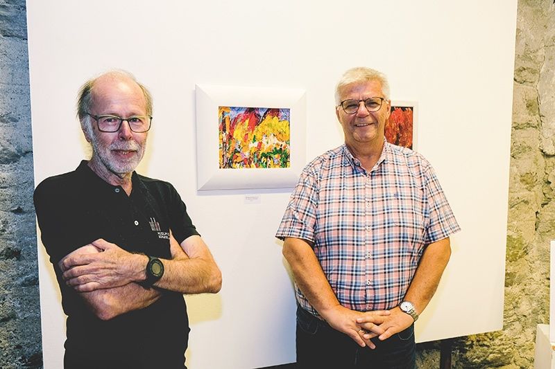 Franz Geiger, Galerieverantwortlicher und  Christian Rudig, Obmann des Bezirksmuseumsverein stellten die besondere Ausstellung vor. Im Hintergrund „Stift Marienberg und die Prozession in Burgeis“ Öl von Hans Niss; 30 x 34 cm; pinxit vom 30.06.2017 – 03.07.2017.