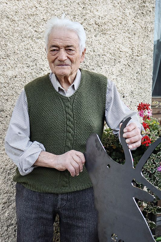 Serafin Heinisch, Jg. 1933, Matsch. Die Hirschfigur aus Metall ist ein Geschenk seiner Jagdkollegen zum 90. Geburtstag. Ihm zu Ehren spielte auch die Musikkapelle Matsch, so wie es bei den runden Geburtstagen aller über 80-Jährigen im Dorf üblich ist.