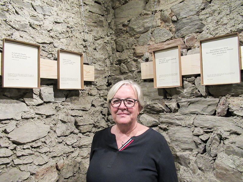 Helga Maria Gorfer lebte in ihrer Jugend zeitweise in Kanada, Frankreich, Spanien und in der Schweiz. Sie kehrte in den Vinschgau zurück, arbeitete als Beamtin und schreibt seit ihrer Pensionierung im Jahre 2020 fast täglich Haikus. Ihre Gedichte erscheinen in Onlineforen, in Zeitschriften und Anthologien im In- und Ausland, sogar in Haiku-Magazinen in Japan.