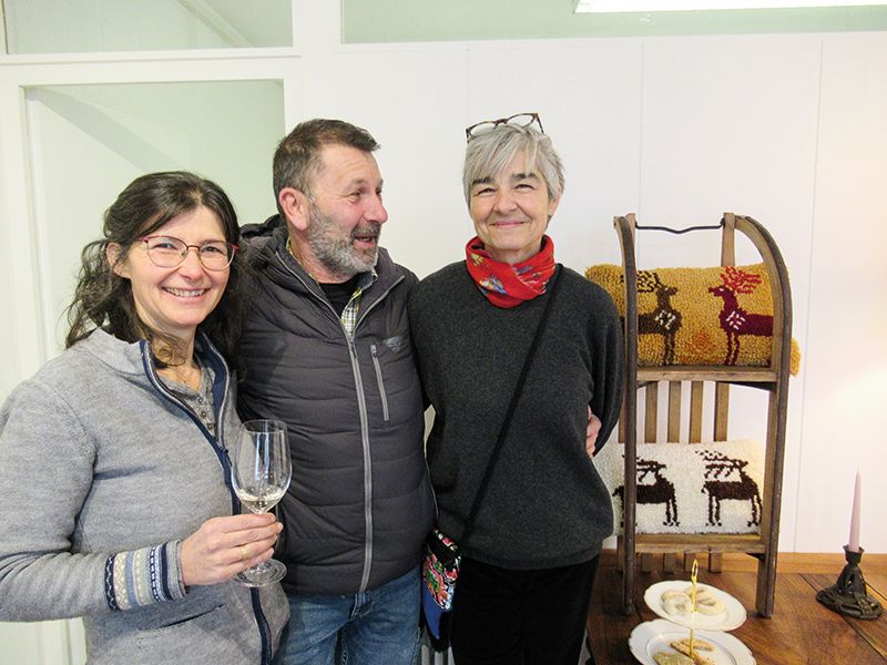 Recycling & Upcycling von renarro & Drechslers im Weichnachtsschaufenster von BASIS Vinschgau. V. l. Marion Thaler, Christoph Drechsler und Evi Pitscheider
