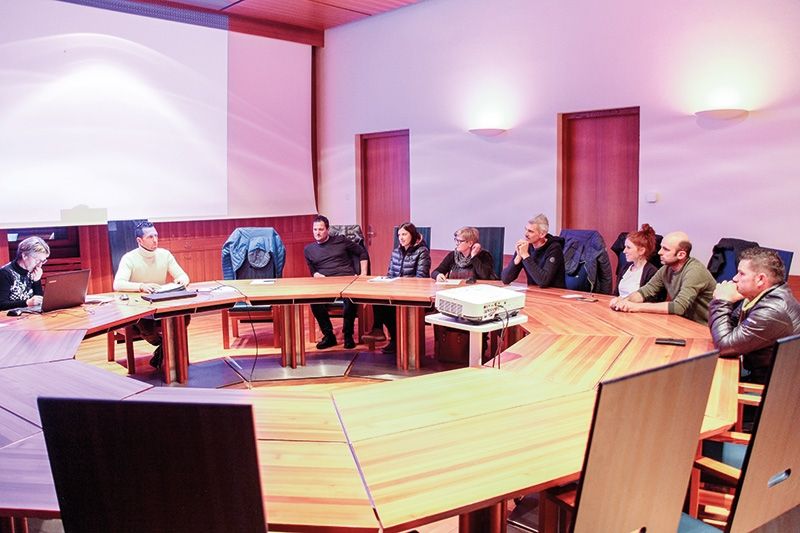 Mit 9 anwesenden Gemeinderäten war man in Mals nicht beschlussfähig - der Gemeinderat wurde von BM Ulrich Veith unverrichteter Dinge nach Hause geschickt.
