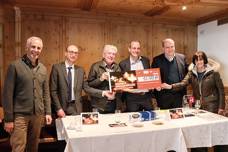 Bei der Übergabe des Spendenerlöses: v.l. Walter Holzeisen, Michael Grasser, Karl Pfitscher, Dietmar Spechtenhauser, Peter Hofer und Regina Marth Gardetto