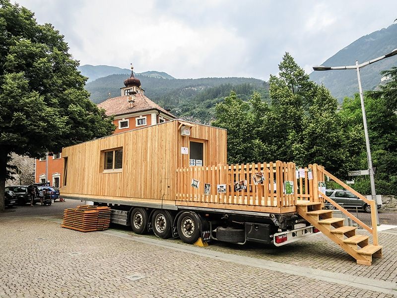 Das Tiny FOB MOB ist ein rollendes Forschungslabor, das zu Gesprächen über Nachhaltigkeit einlädt. Nach Schlanders wird es in Latsch, Graun, Prad und Mals halt machen. Als Rahmenprogramm gibt es mehrere Vorträge und Aktionen. Website: www.eurac.edu/de/tiny-fop-mob