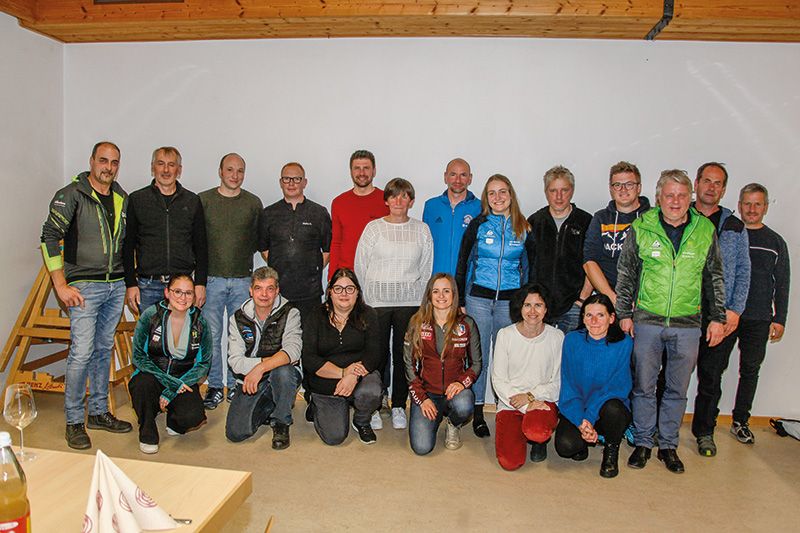 Der Großteil des OK-Team Biathlon Martell mit den Stargästen Dominik Windisch und Karin Oberhofer