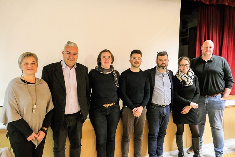 Der Gemeindeausschuss und der Fraktionsverwalter berichteten bei der Bürgerversammlung über abgeschlossene, laufende und geplante Projekte. Es gab rege Diskussionen. V. l.: Monika Wielander, BM Dieter Pinggera, Christine Kaaserer, Thomas Oberegelsbacher, Manuel Trojer, Dunja Tassiello und Hannes Ille. (Im Bild fehlt Maria Pilser, die die Versammlung etwas früher verlassen musste)