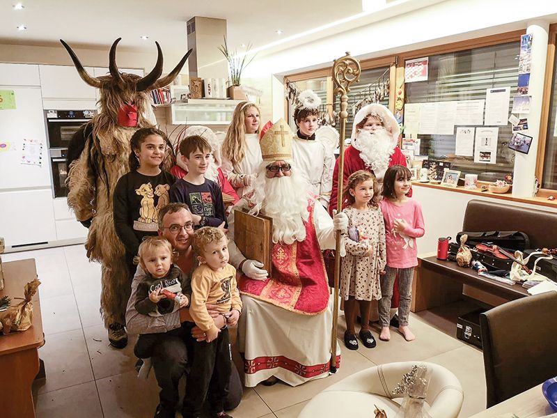 Der Nikolaus und sein Gefolge wurden beim Hausbesuch in der Glurnserstraße mit Geigen- und Trompetenspiel überrascht