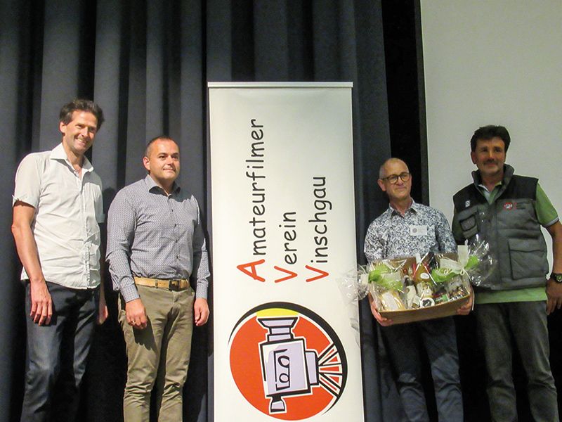Am 2. Juli wurde im KulturForum Latsch die Filmcollage „Bewegtes Leben – Latsch in alten Filmen“ gezeigt. V. l.: Hannes Gamper, BM Mauro Dalla Barba, Josef Gufler und Leo Lanthaler vom Amateurfilmer Verein Vinschgau.