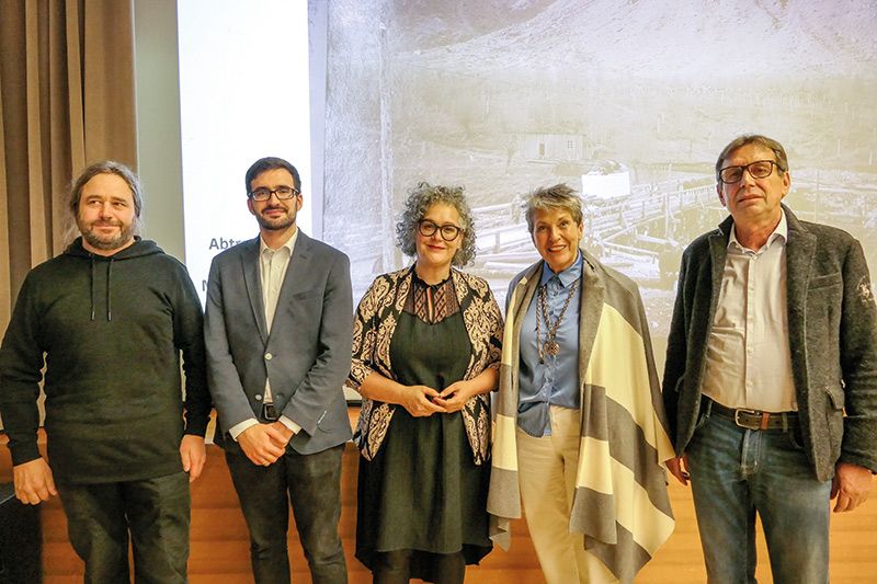 Die Eigenverwaltung der Fraktion Göflan und die Göflaner Marmor GmbH luden zum Vortrag im Marian-Tumler-Saal in Göflan. Viele kamen, auch Gemeindevertreter:innen aus Laas. V. l.: Peter Pohl, David Fliri, BMin Verena Tröger, Elfi Kirmaier und Kurt Tappeiner.