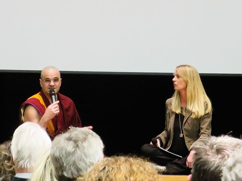 Im Mittelpunkt der Vortragsreihe „Anders leben, anders reisen“ stand am Valentinstag ein Film über das Geheimnis des Glücks und ein Gespräch mit einem buddhistischen Mönch.