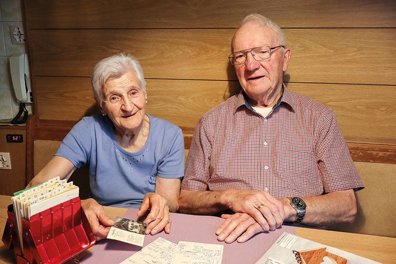 Margherita Rufinatscha Dietl und Harald Bozem tauschen Erinnerungen aus. „Leider sind viele liebgewonnene Menschen nicht mehr da“, bedauern beide unisono.