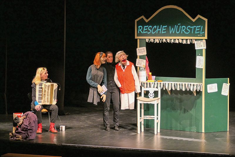 „Die Welt ist ein Würstelstand“, Puppentheater für Erwachsene am 16. Jänner im bis auf den letzten Platz besetzten Theatersaal im Kulturhaus Schlanders, ein Gastspiel des Schubert Theaters Wien. Ein besonderes Theatererlebnis, ganz hervorragend gespielt von Manuela Linshalm, begleitet von Heidelinde Gratzl am Akkordeon.