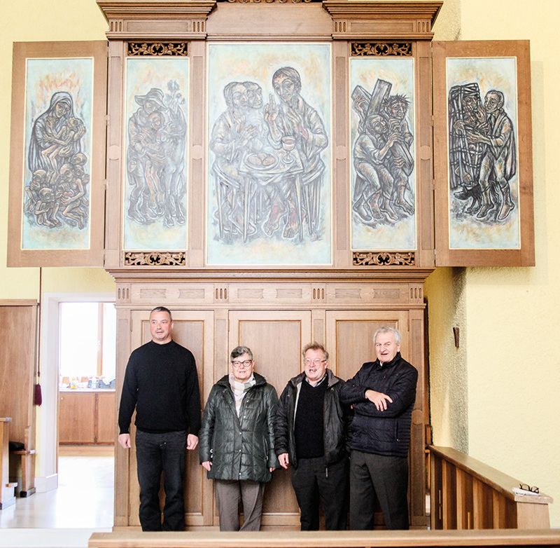 Vor der Metzlerorgel mit den Bildern von Walter Habdank v.l.: Don Mario Pinggera, Pfarrgemeinderatspräsidentin Elisabeth Pircher, Pfarrer Florian Öttl und Pfarrei-Schatzmeister Werner Altstätter