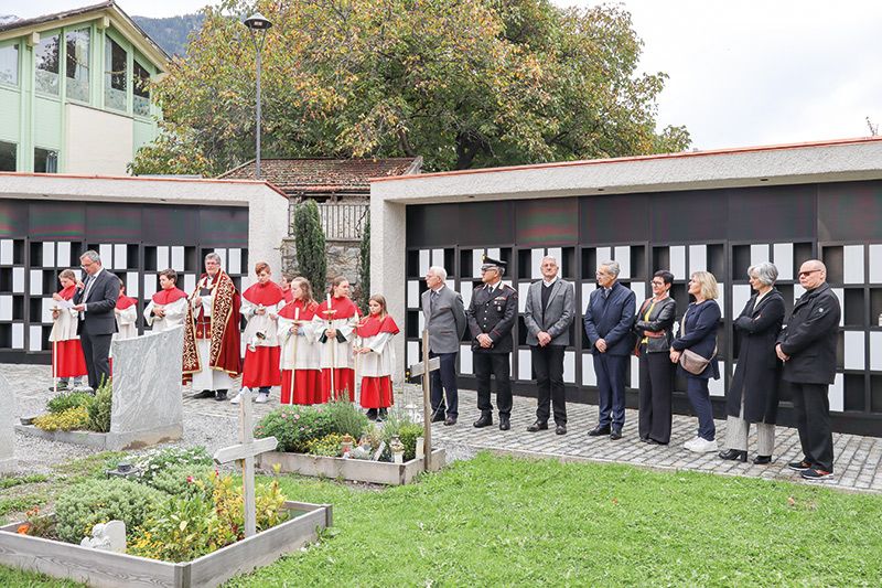 Einweihung der Urnenwand im Friedhof von Schluderns : von links Bürgermeister Heiko Hauser, Pfarrer Werner Mair mit seinen Ministranten, Vize BM Peter Trafoier, Francesco Bognanni, Toni Patscheider, Günther Platter, Andrea Dietrich, Martha Innerhofer, Sonja Abart und Christian Messmer