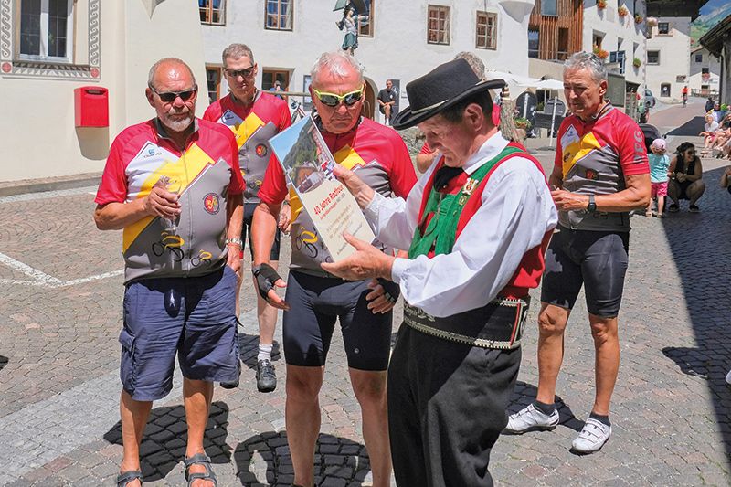Anton Punt überreicht eine Urkunde zum 40. Radtour-Jubiläum