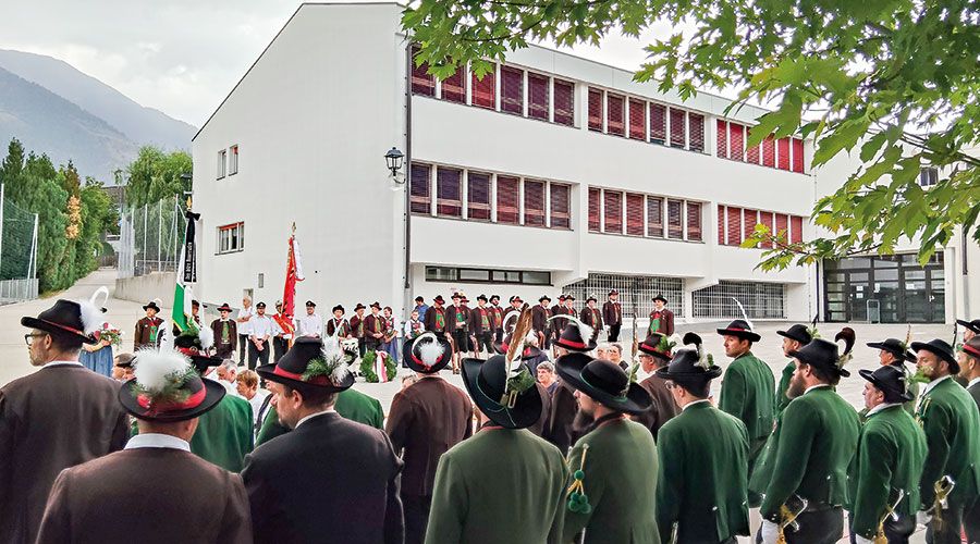 Aufstellung am Schulhof