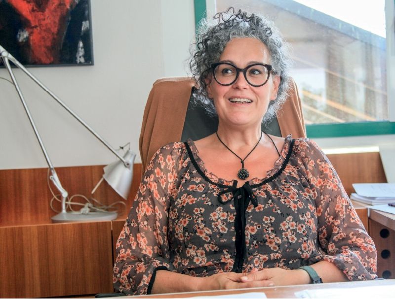 Die Musiklehrerin Verena Tröger war 17 Jahre lang Gemeindereferentin und sie ist seit Herbst 2020 Bürgermeisterin der Gemeinde Laas. Trögers Schreibtisch in der Gemeinde ist beim Interviewtermin penibel aufgeräumt.