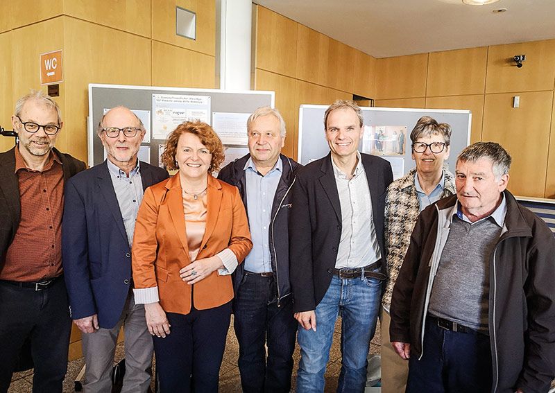 v. l.: Otto Platzgummer (Mitglied des KVW-Bezirks Vinschgau im Landesausschuss), Robert Peer (Koordinator „Demenzfreundlicher Vinschgau“), Rosmarie Pamer (Soziallandesrätin), Heinrich Fliri (KVW Bezirksvorsitzender), Josef Bernhart (stellv. KVW-Bezirksvorsitzender), Annemarie Kainz (stellv. KVW-Bezirksvorsitzende) und Wilfried Telfser (Vorsitzender der KVW-Ortsgruppe Tschars)