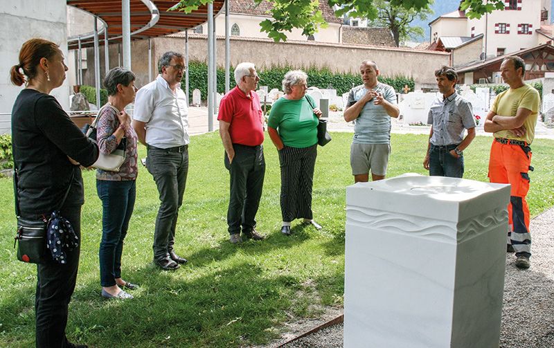 Die Arbeitsgruppe vor dem Aschengrab im Friedhof von Latsch